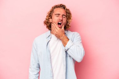 Pembe arka planda izole genç beyaz adam güçlü bir diş ağrısı, azıdişi ağrısı var..