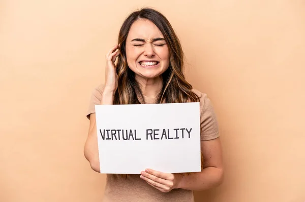 Joven Mujer Caucásica Sosteniendo Cartel Realidad Virtual Aislado Sobre Fondo —  Fotos de Stock