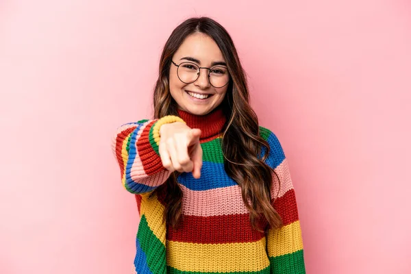 Jonge Kaukasische Vrouw Geïsoleerd Roze Achtergrond Vrolijke Glimlachen Wijzend Naar — Stockfoto