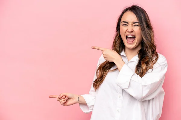 Mujer Caucásica Joven Aislada Sobre Fondo Rosa Señalando Con Los — Foto de Stock