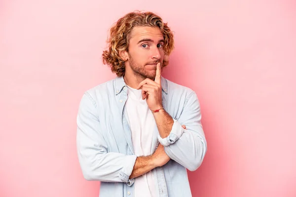 Joven Hombre Caucásico Aislado Sobre Fondo Rosa Contemplando Planeando Una —  Fotos de Stock