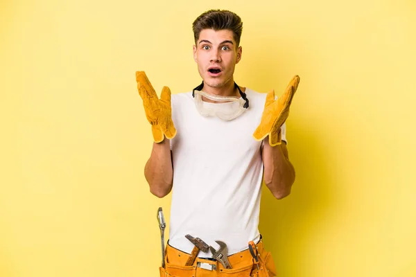 Jovem Eletricista Caucasiano Homem Isolado Fundo Amarelo Surpreso Chocado — Fotografia de Stock