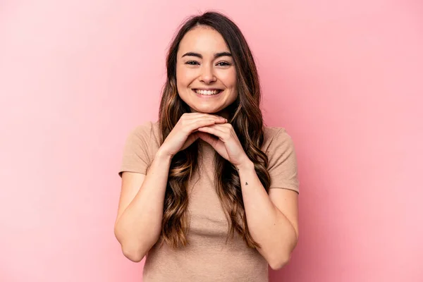 Giovane Donna Caucasica Isolata Sfondo Rosa Tiene Mani Sotto Mento — Foto Stock