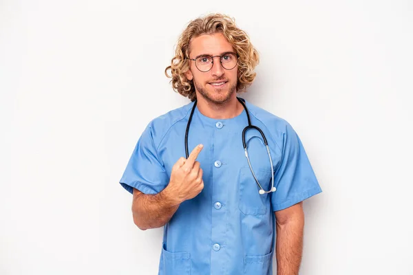 Jonge Verpleegster Blanke Man Geïsoleerd Witte Achtergrond Wijzend Met Vinger — Stockfoto