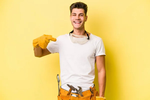 Jovem Eletricista Caucasiano Homem Isolado Fundo Amarelo Pessoa Apontando Mão — Fotografia de Stock
