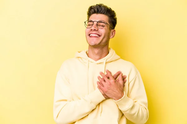 Νεαρός Καυκάσιος Άνδρας Απομονωμένος Κίτρινο Φόντο Έχει Φιλική Έκφραση Πιέζοντας — Φωτογραφία Αρχείου