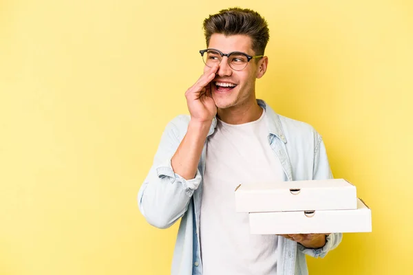 Joven Hombre Caucásico Sosteniendo Pizzas Aisladas Sobre Fondo Amarillo Está — Foto de Stock