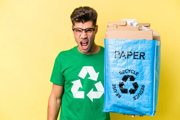 Junger Kaukasischer Mann Mit Einer Recyclingtüte Voller Papier Zum Recyceln — Stockfoto