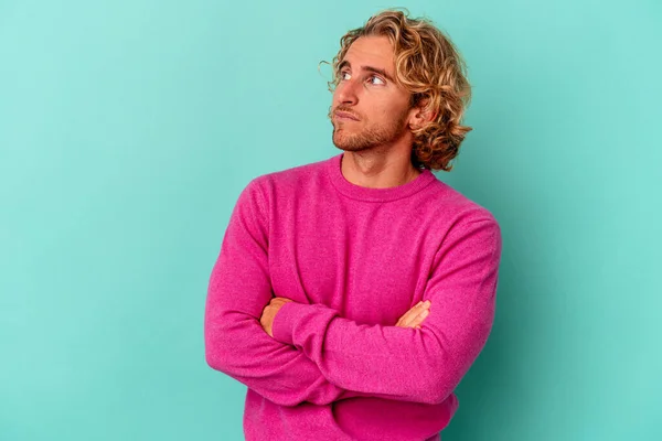 Young Caucasian Man Isolated Blue Background Dreaming Achieving Goals Purposes — Stock Photo, Image