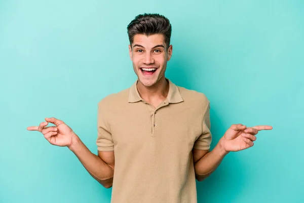 Joven Hombre Caucásico Aislado Sobre Fondo Azul Señalando Diferentes Espacios — Foto de Stock