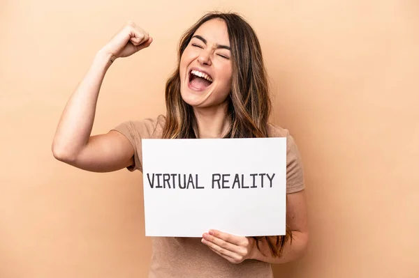 Joven Mujer Caucásica Sosteniendo Cartel Realidad Virtual Aislado Sobre Fondo —  Fotos de Stock