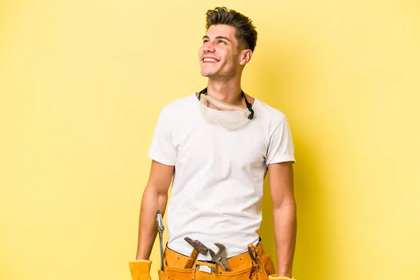Young Electrician Caucasian Man Isolated Yellow Background Dreaming Achieving Goals — 스톡 사진