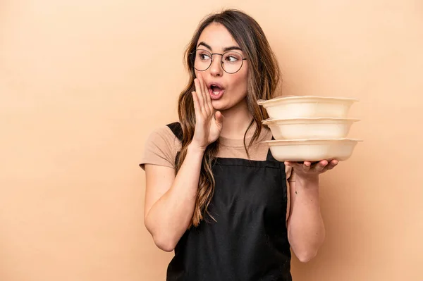 Ung Kaukasisk Kvinna Håller Tupperware Isolerad Beige Bakgrund Säger Hemlig — Stockfoto