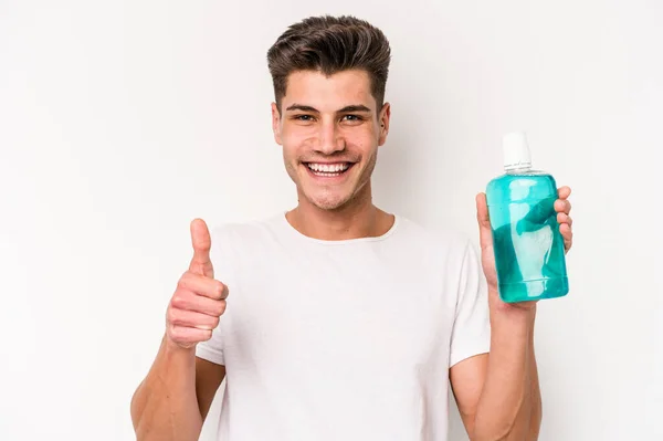 Jonge Blanke Man Houdt Mondwater Geïsoleerd Een Witte Achtergrond Glimlachen — Stockfoto