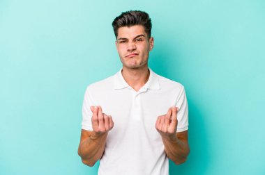 Kafkasyalı genç adam mavi arka planda izole edilmiş..