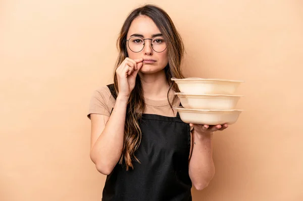 Ung Kaukasisk Kvinna Håller Tupperware Isolerad Beige Bakgrund Med Fingrar — Stockfoto