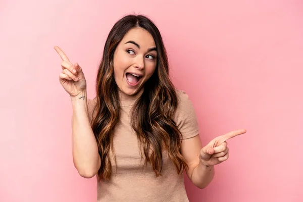 Young Caucasian Woman Isolated Pink Background Pointing Different Copy Spaces — Stock Photo, Image