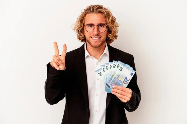Junger Kaukasischer Geschäftsmann Mit Geldscheinen Auf Weißem Hintergrund Die Nummer — Stockfoto