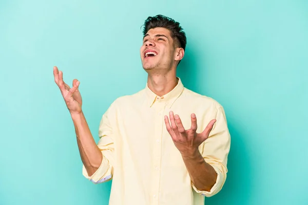 Jonge Blanke Man Geïsoleerd Blauwe Achtergrond Schreeuwend Naar Hemel Omhoog — Stockfoto