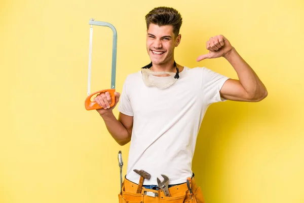 Jovem Eletricista Caucasiano Homem Isolado Amarelo Backgroun — Fotografia de Stock