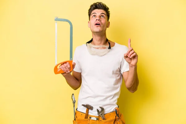 Jovem Eletricista Caucasiano Homem Isolado Amarelo Backgroun — Fotografia de Stock