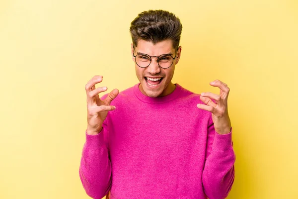 Joven Hombre Caucásico Aislado Sobre Fondo Amarillo Gritando Rabia — Foto de Stock