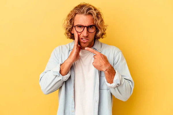 Young Caucasian Man Isolated Yellow Background Having Strong Teeth Pain — Stock Photo, Image