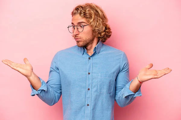 Jeune Homme Caucasien Isolé Sur Fond Rose Épaules Confuses Douteuses — Photo