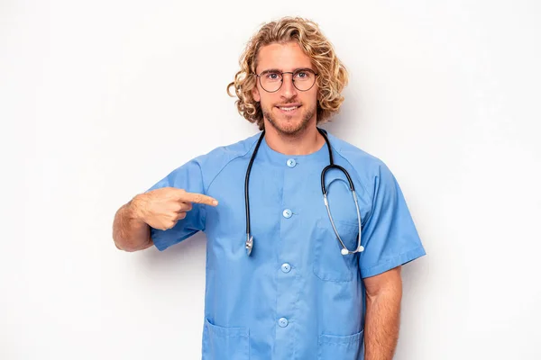 Jonge Verpleegkundige Blanke Man Geïsoleerd Witte Achtergrond Persoon Wijzend Met — Stockfoto