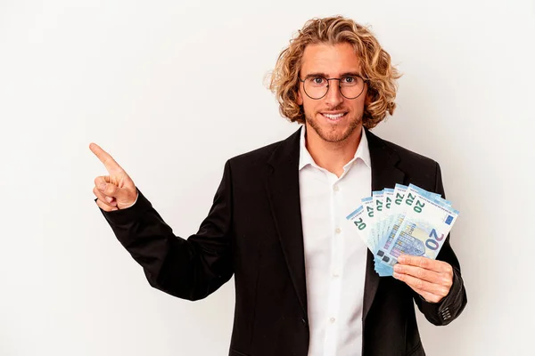 Junger Kaukasischer Geschäftsmann Hält Banknoten Isoliert Auf Weißem Hintergrund Lächelt — Stockfoto
