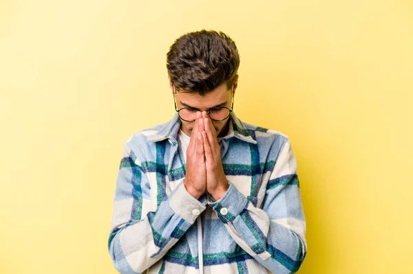 Jonge Blanke Man Geïsoleerd Gele Achtergrond Bidden Tonen Toewijding Religieuze — Stockfoto