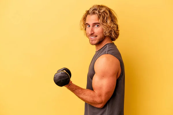Young Sport Man Making Weightlifting Isolated Yellow Background — ストック写真