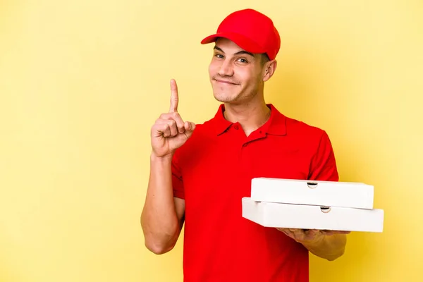 Young Delivery Caucasian Man Holding Pizzas Isolated Yellow Background Showing — ストック写真