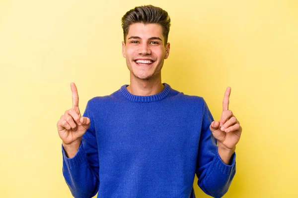 Homem Caucasiano Jovem Isolado Fundo Amarelo Indica Com Ambos Dedos — Fotografia de Stock