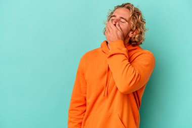 Kafkasyalı genç adam mavi arka planda yalnızdı gülerek, kaygısızca, doğal duygularla.