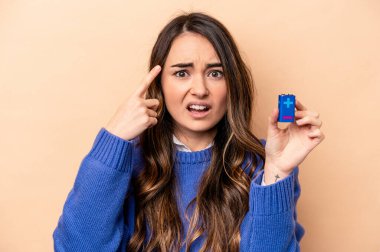 İşaret parmağıyla bir hayal kırıklığı jesti gösteriyor.