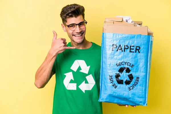 Junger Kaukasischer Mann Hält Eine Recyclingtüte Voller Papier Zum Recyceln — Stockfoto