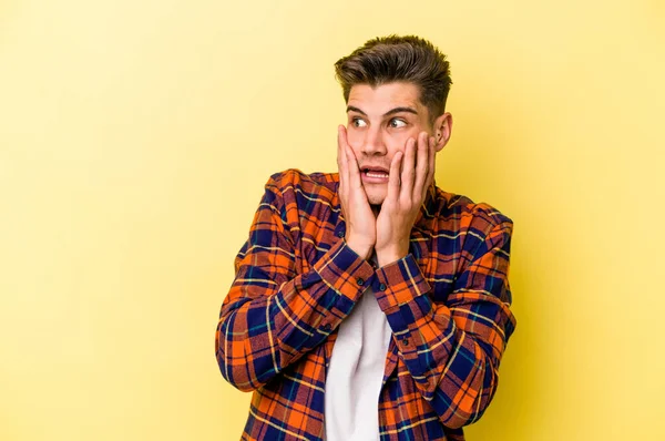 Jovem Caucasiano Isolado Fundo Amarelo Assustado Com Medo — Fotografia de Stock