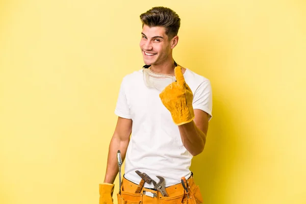 Giovane Elettricista Uomo Caucasico Isolato Sfondo Giallo Che Punta Con — Foto Stock