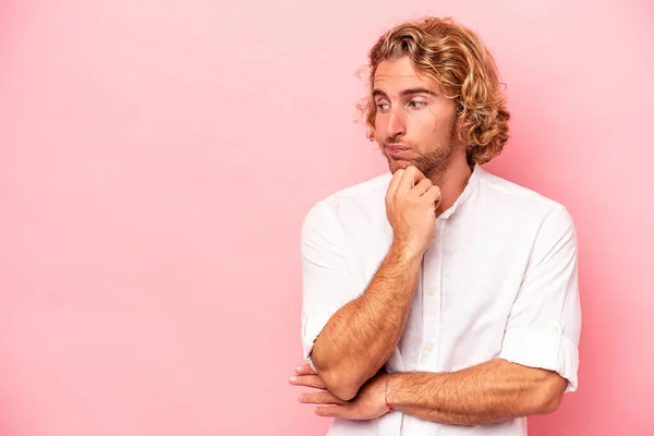 Young Caucasian Man Isolated Pink Background Relaxed Thinking Something Looking — Stock Photo, Image