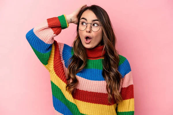 Joven Mujer Caucásica Aislada Sobre Fondo Rosa Conmocionada Recordado Importante — Foto de Stock