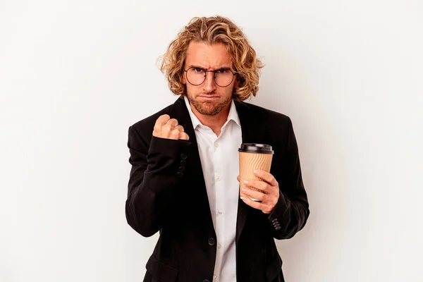 Jonge Blanke Zakenman Houdt Koffie Geïsoleerd Witte Achtergrond Tonen Vuist — Stockfoto