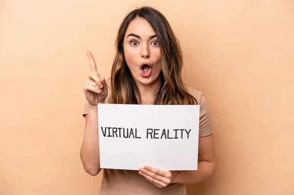 Mulher Caucasiana Jovem Segurando Cartaz Realidade Virtual Isolado Fundo Bege — Fotografia de Stock
