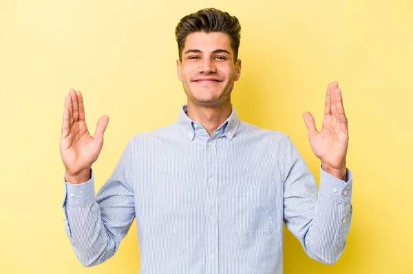 Giovane Uomo Caucasico Isolato Sfondo Giallo Che Tiene Qualcosa Poco — Foto Stock