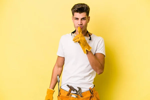 Young Electrician Caucasian Man Isolated Yellow Background Keeping Secret Asking — Foto Stock