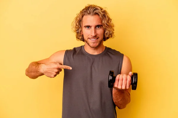 Young Sport Man Making Weightlifting Isolated Yellow Background Person Pointing — ストック写真