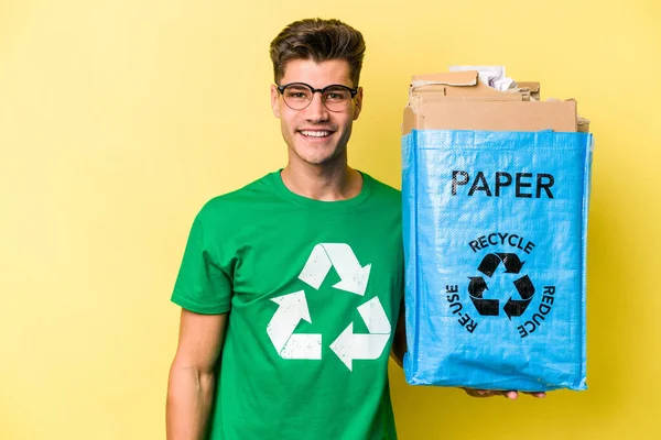 Mladý Běloch Drží Recyklační Sáček Plný Papíru Recyklaci Izolovaných Žlutém — Stock fotografie