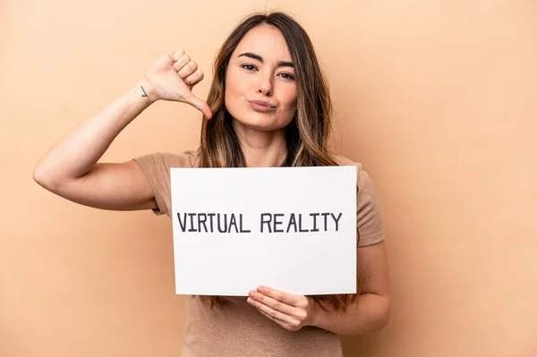 Joven Mujer Caucásica Sosteniendo Cartel Realidad Virtual Aislado Sobre Fondo —  Fotos de Stock