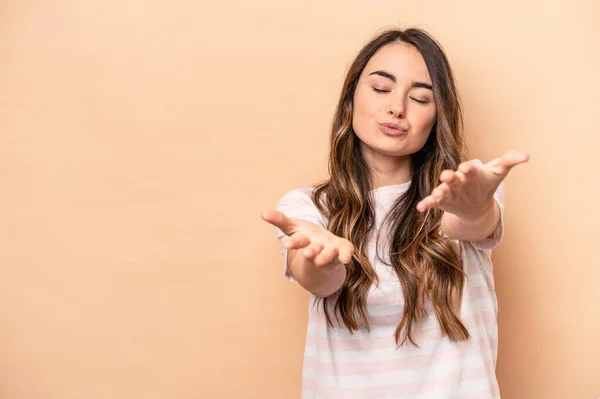 Joven Mujer Caucásica Aislada Sobre Fondo Beige Doblando Los Labios — Foto de Stock