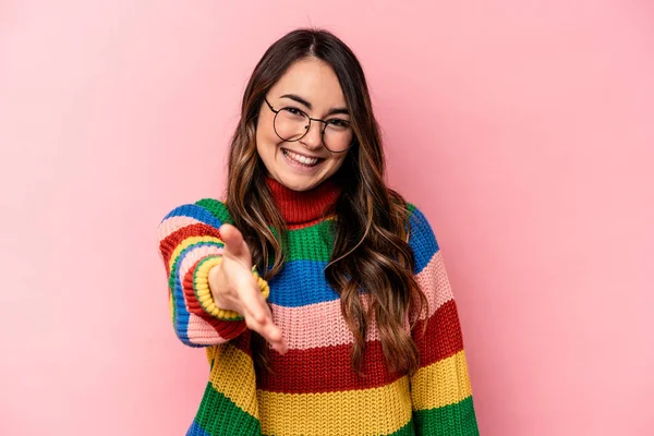 Mujer Joven Caucásica Aislada Sobre Fondo Rosa Estirando Mano Cámara — Foto de Stock